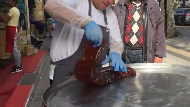 中国人在国外做龙须糖,法国人做龙须糖