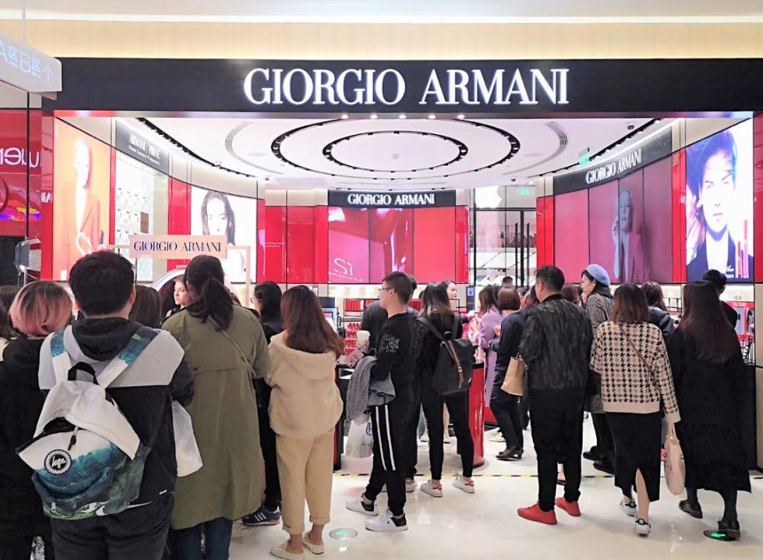 湖滨银泰in77每日客流量,杭州湖滨银泰in77销售额