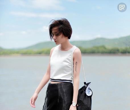 女人放不下一个男人，才会有这些表现，好心酸