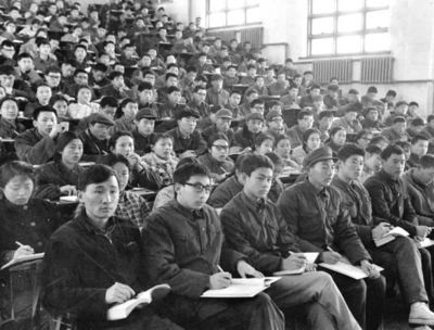 1992年，*小平邓**力排众议扶植“黑马”*镕基朱**：好干部就在眼前