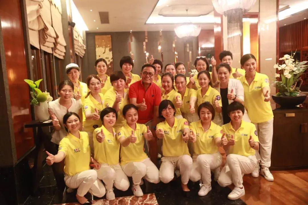 巨邦快乐集结号丨看见了，其中一艘游艇上，是我们的船长大舅哥