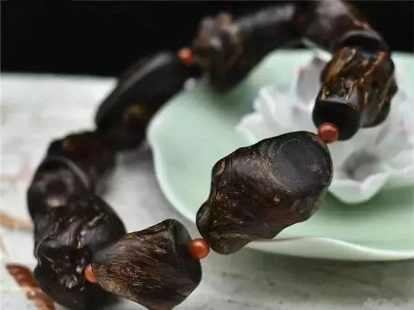 几千块的沉香手串值得入手吗,高品级的沉香手串是什么样的