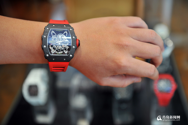 豪！一块腕表能买青岛一套房小伙开奢侈品收售店年流水过亿