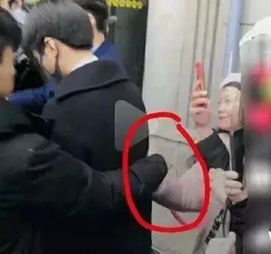 易烊千玺王俊凯摸手,易烊千玺摸王俊凯的头