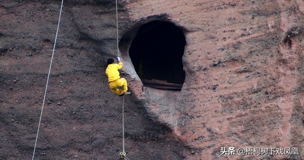 悬崖绝壁的坟墓是怎么修建的,悬崖峭壁上的棺材是怎么上去的
