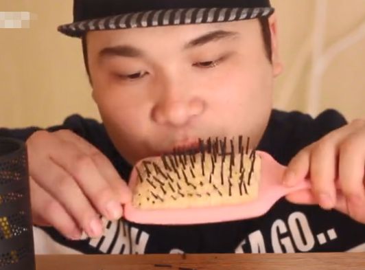 小哥哥直播吃东西,小哥哥直播吃章鱼一口一个头