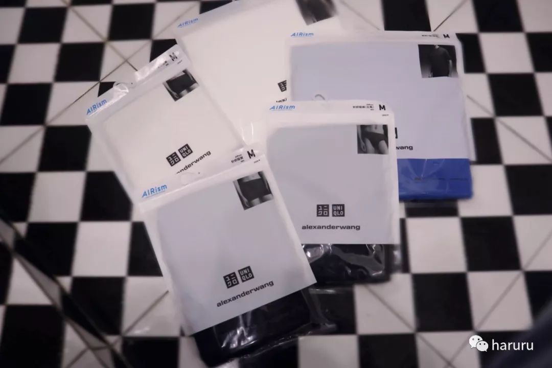 赖冠霖联名同款羽绒服,赖冠霖深蓝色西装