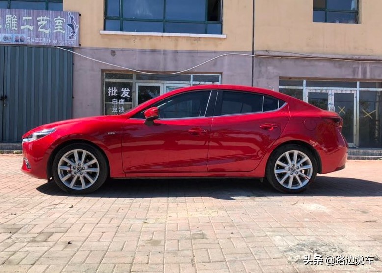 马自达3昂克赛拉后排空间演示,后排空间大的家用轿车