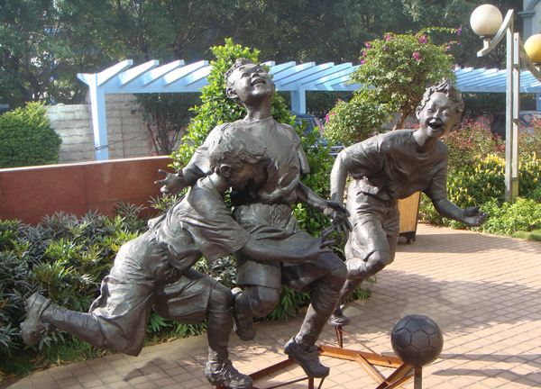 踢足球的好处和功效,踢足球的好处200字