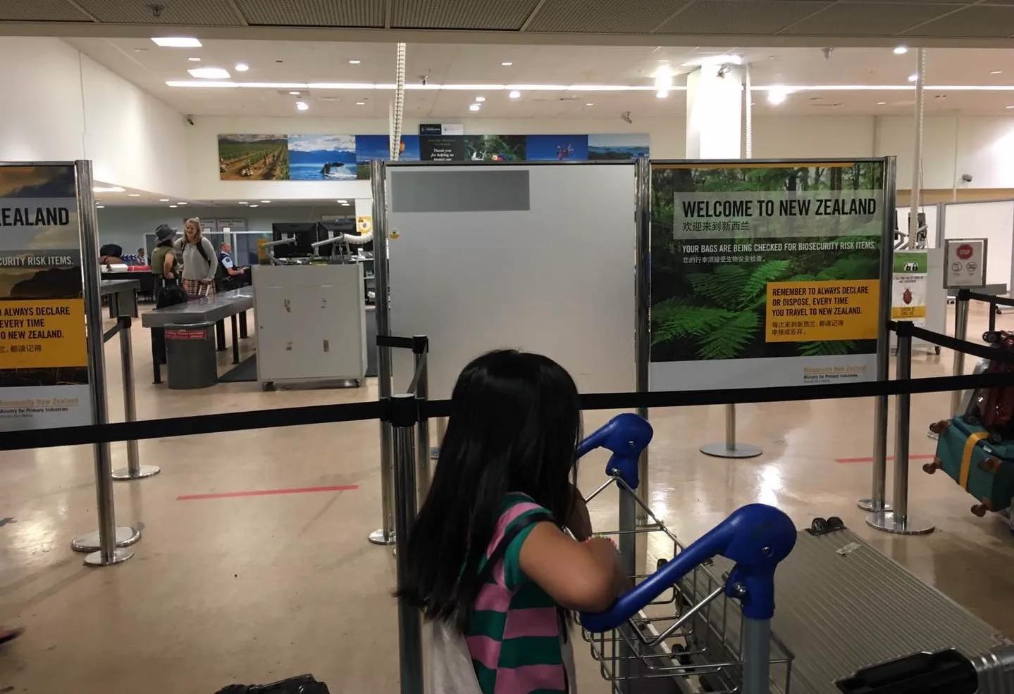 旅游回国入境要经历哪几关,第一次出国旅游需要注意什么