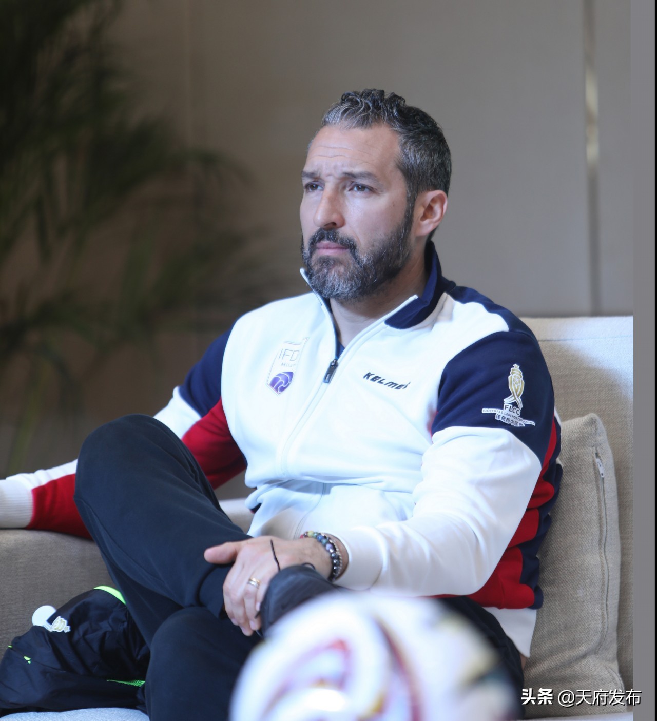 燃爆！巴乔、巴蒂、菲戈等世界足坛传奇齐聚天府新区，重现当年风采