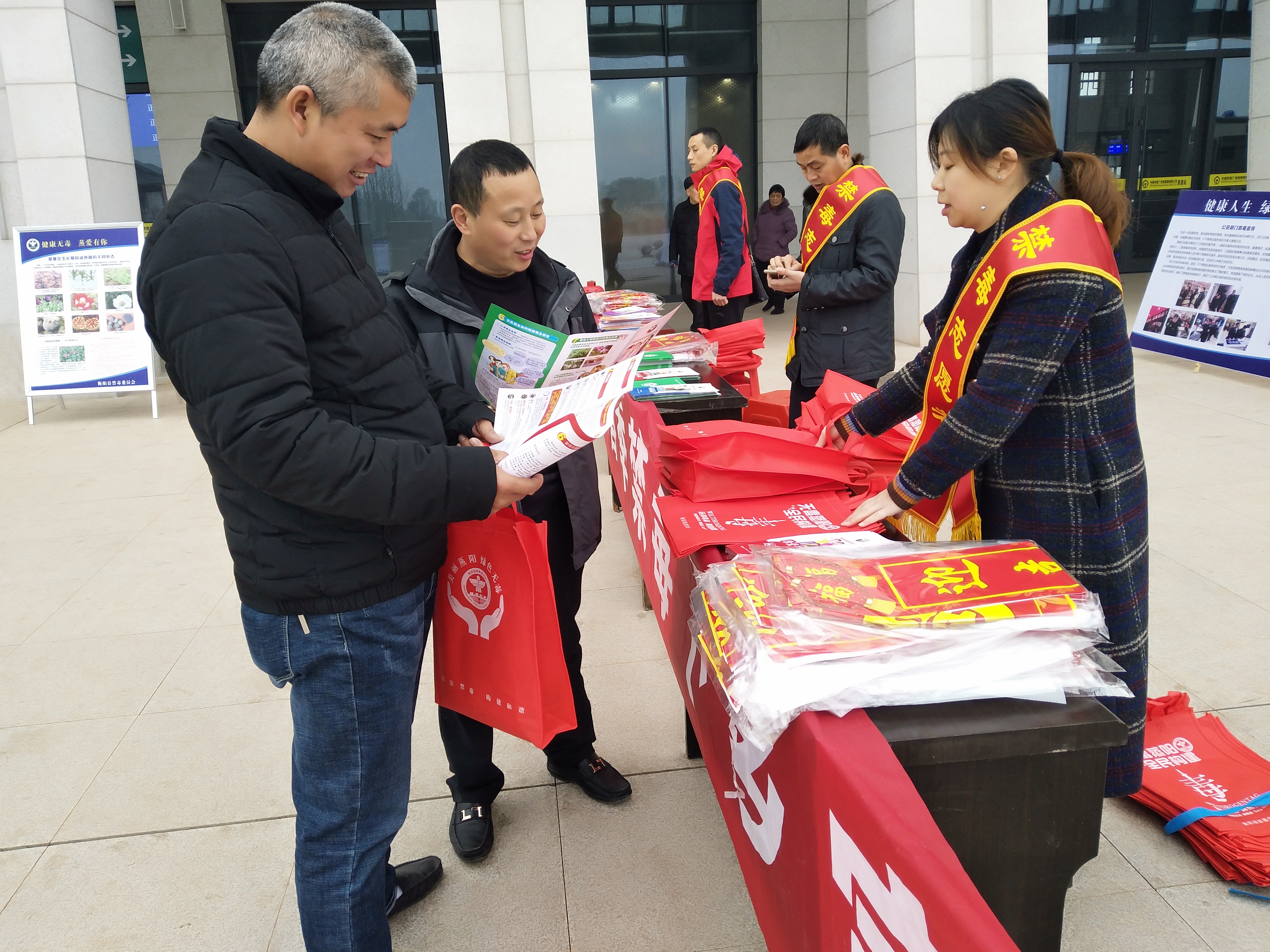 衡阳县西渡镇：送春联送祝福送禁毒知识