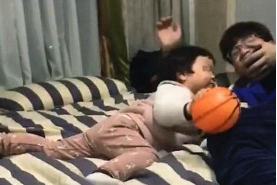 “妹妹能不能矜持点”，2岁妹妹喜欢偷亲哥哥，网友：还缺嫂子吗