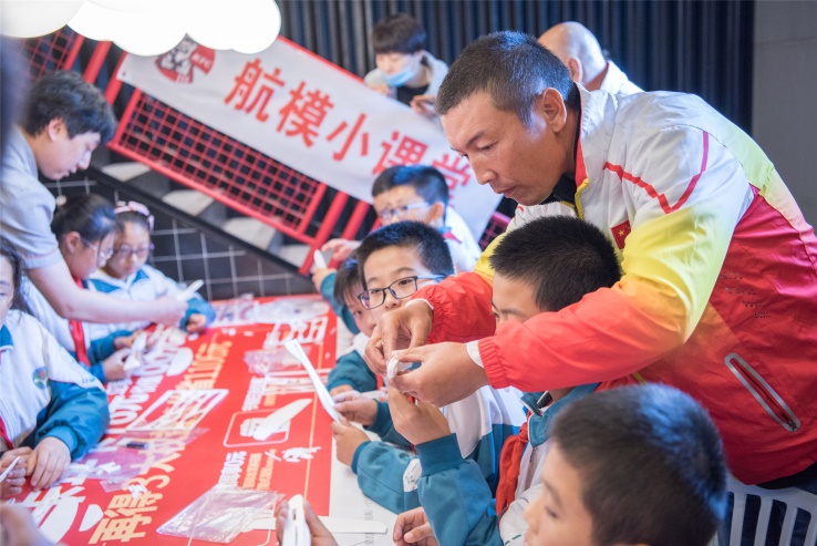 “上校爷爷”搭载航模，苍穹之上礼赞国庆