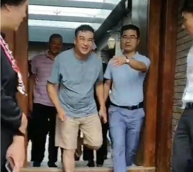 才49岁的张嘉译头发花白,走路已需要人扶?西瓜视频为你揭秘