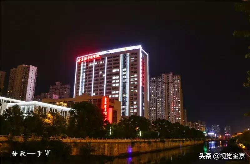 金寨城市夜晚霓虹灯璀璨,金寨山城夜景美景