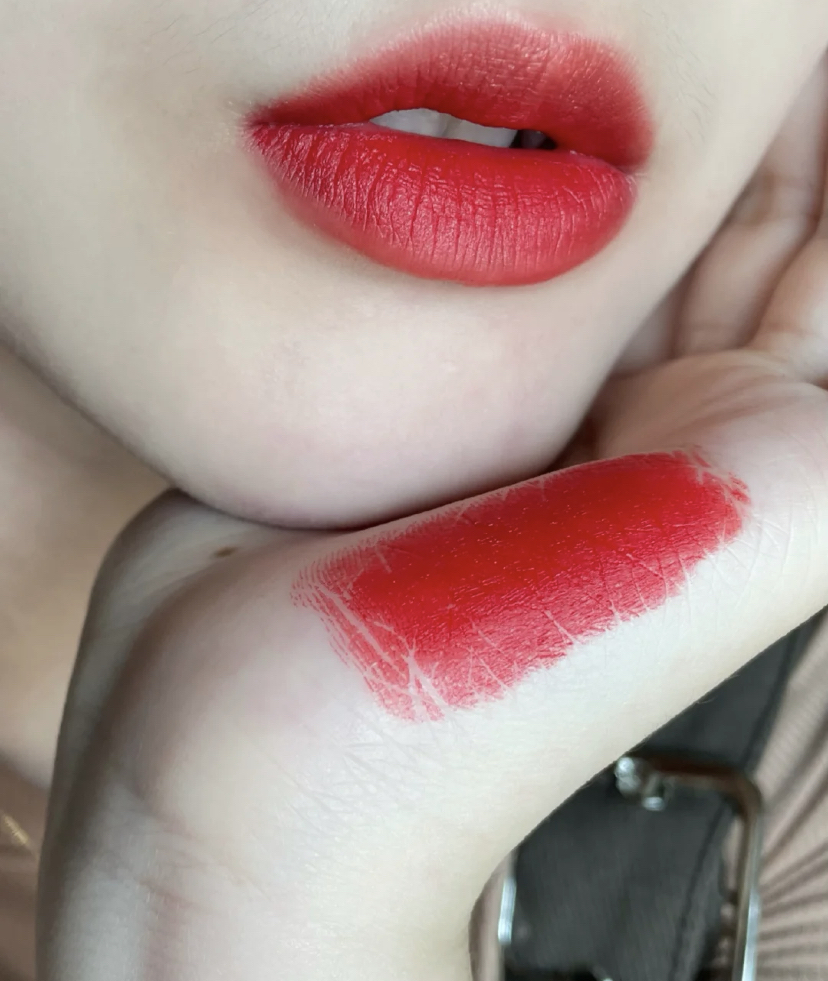 张扬一点又百搭的口红色号推荐,秋冬必备的一支口红色号