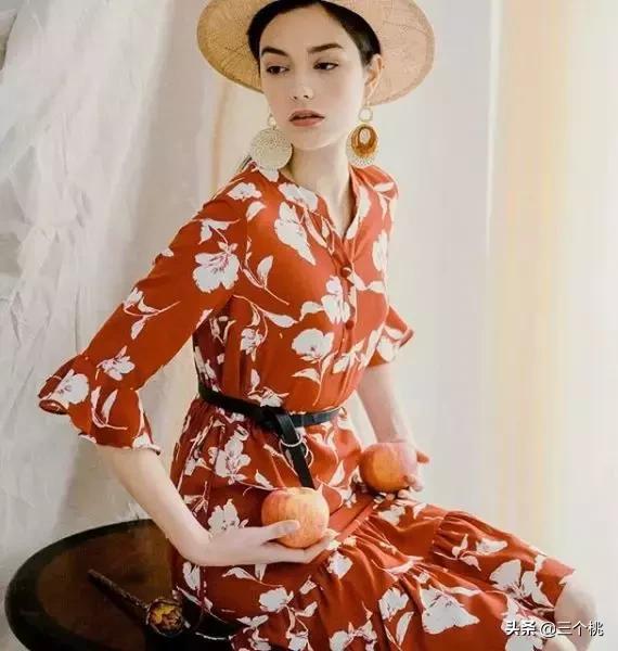 今年流行的裙子不穿高跟鞋,穿今年最流行的裙子