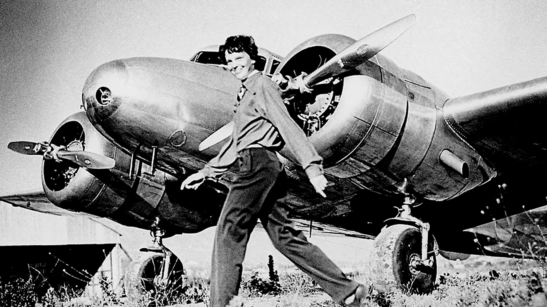 国外女飞行员飞行途中遭遇险情,女飞行员遇到的奇怪事