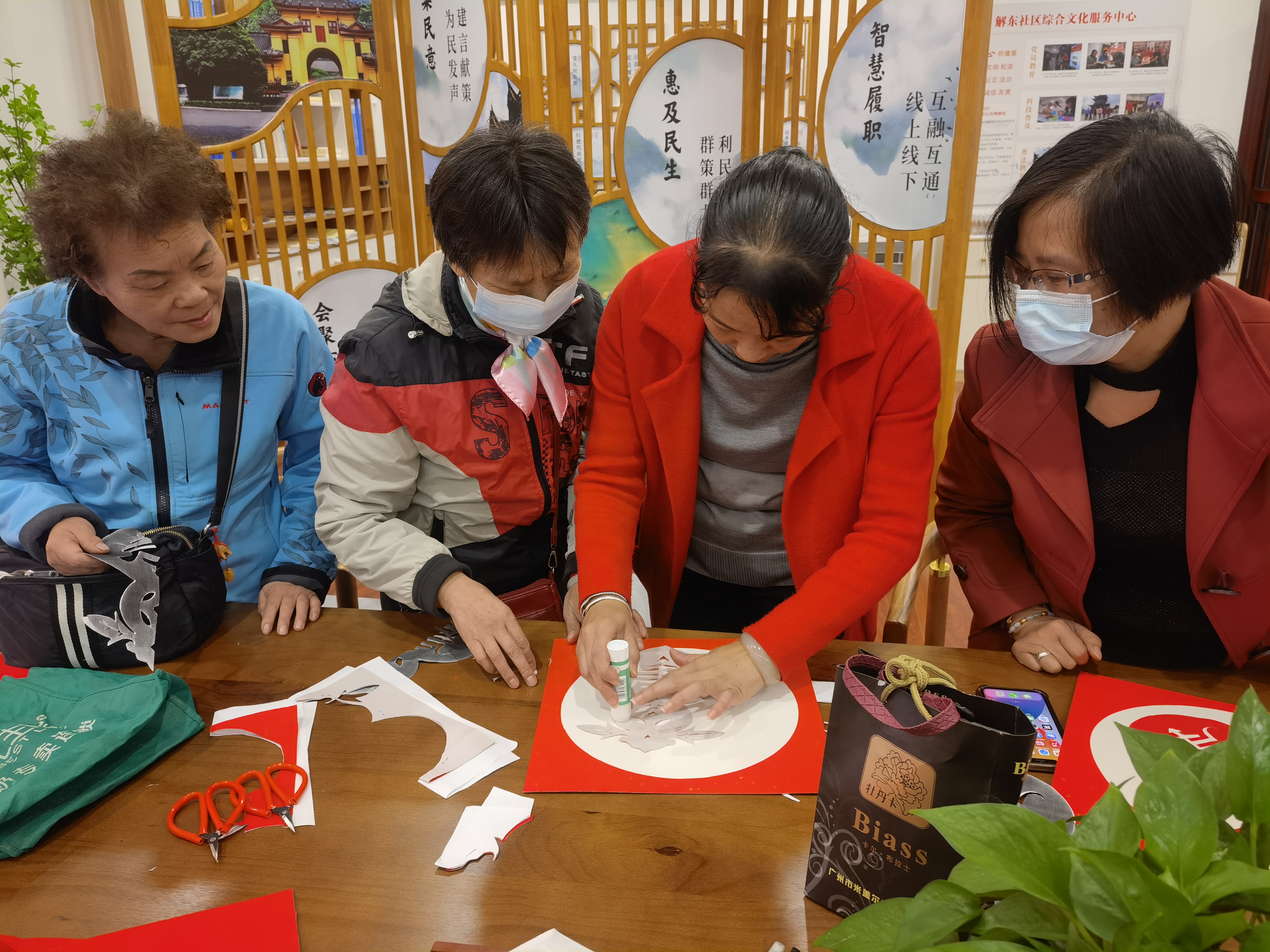 桂林市秀峰区计生协举办“暖心家园”集体生日会和国家非物质文化遗产项目“剪纸艺术”培训班