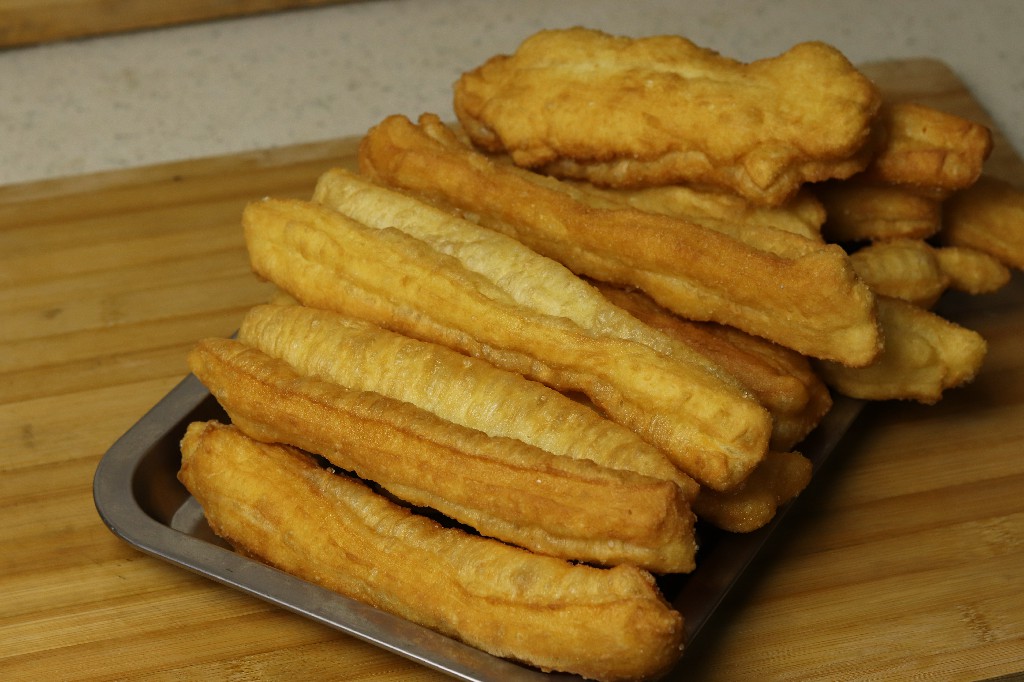 油条怎么和面才松软酥脆不筋道,为什么炸出来的油条不暄软蓬松