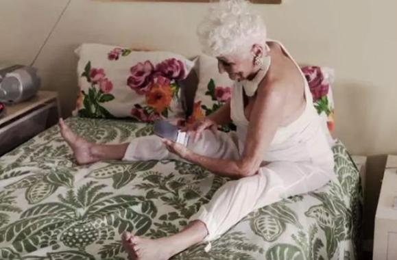 83岁老太网撩嫩男，8个月换50个“床伴”，最小的也才19岁！