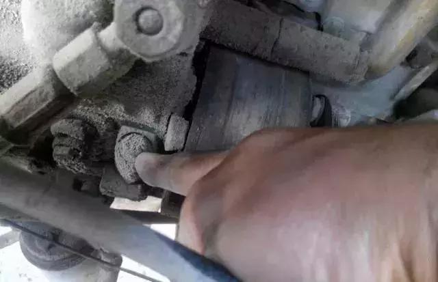 柴油发动机冒白烟启动不了,发动机尾气冒大量白烟加油无力