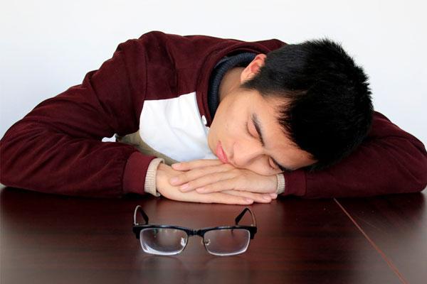 把梦游的人叫醒会发生什么事,正在梦游的人被叫醒会发生什么