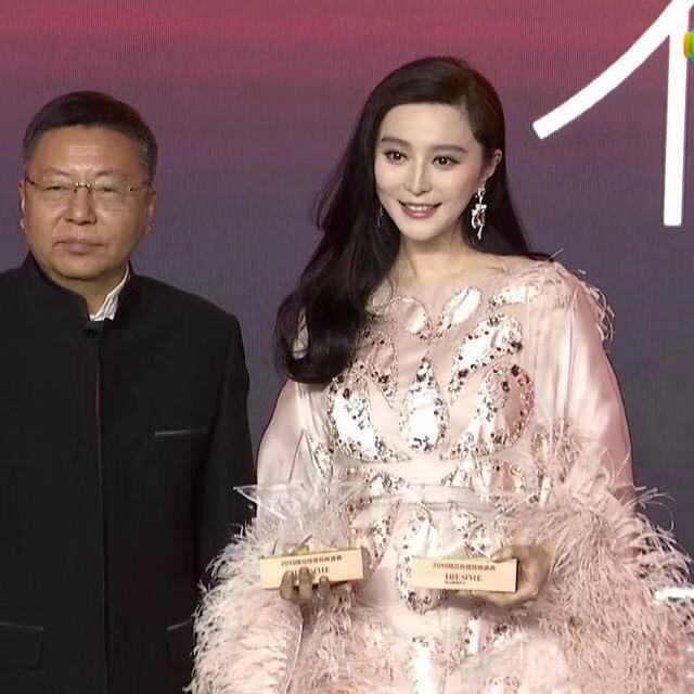 范冰冰身穿华丽的礼服艳压全场,范冰冰红毯粉色背心包头帽