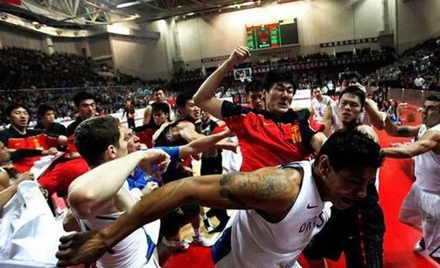 中国篮球球员最团结的一次打架,最血性的斗殴