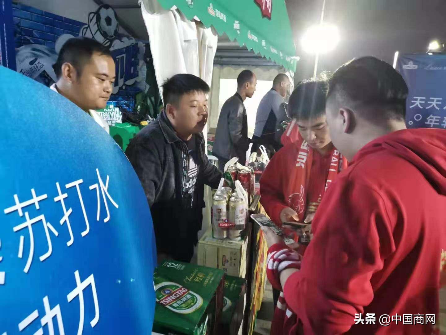 与足球宝贝共起舞王子海藻苏打水活力亮相中超赛场