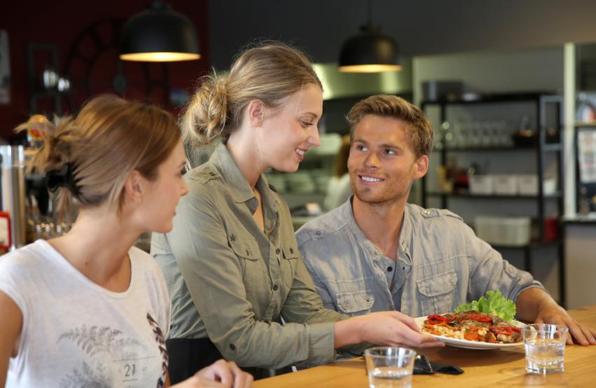 餐饮行业怎么招年轻服务员,餐饮业怎么快速招到人