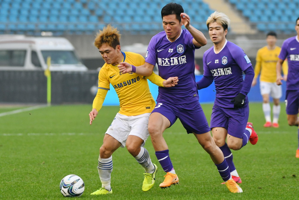 足协杯判罚引爆争议,足协杯决赛三次误判