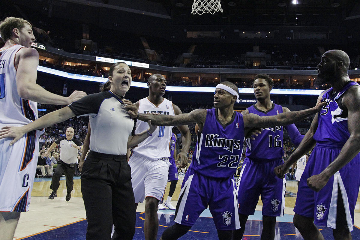 NBA美女裁判场上遇“尴尬”,黑人球员摸错部位,詹姆斯点名称赞