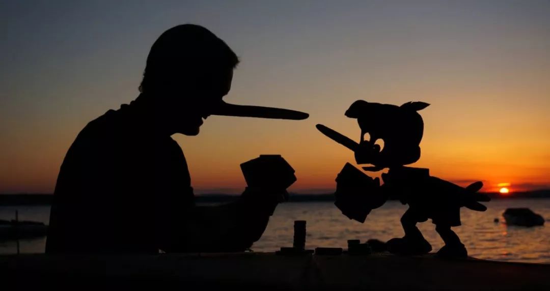 这个男人拍的漫画剪影，小孩看笑了，大人却哭了......