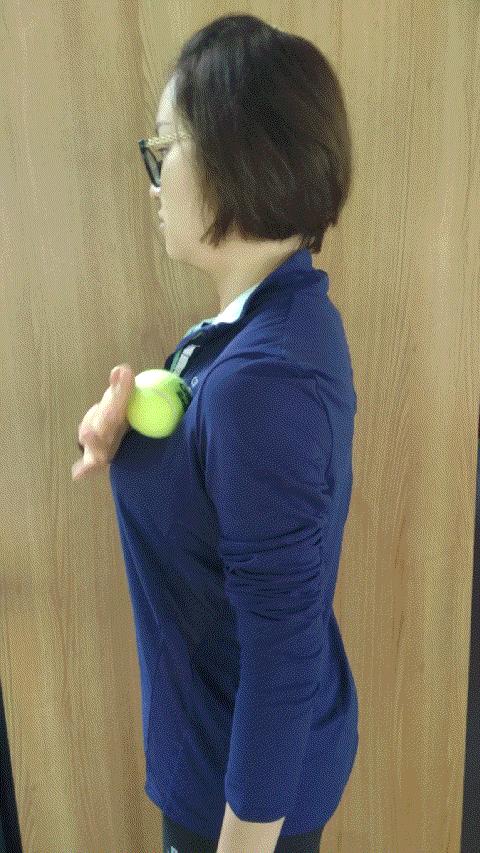 健身怎么把肩练平,健身时耸肩挺肚子怎么办