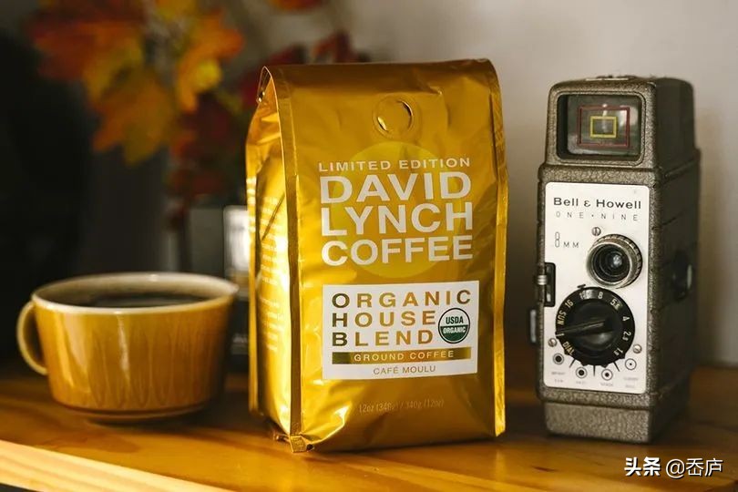 他是电影圈中的咖啡老炮，3岁开始喝咖啡，每天畅饮20杯