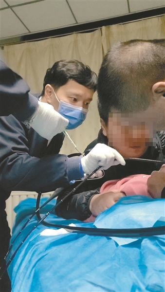 儿童误塞东西进鼻孔4年了怎么办,三岁宝宝把纽扣塞到鼻腔里