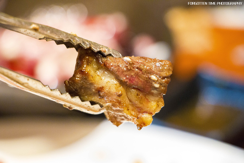 等待烤盘上的肉，就像是异地恋的情侣，看得见却吃不到