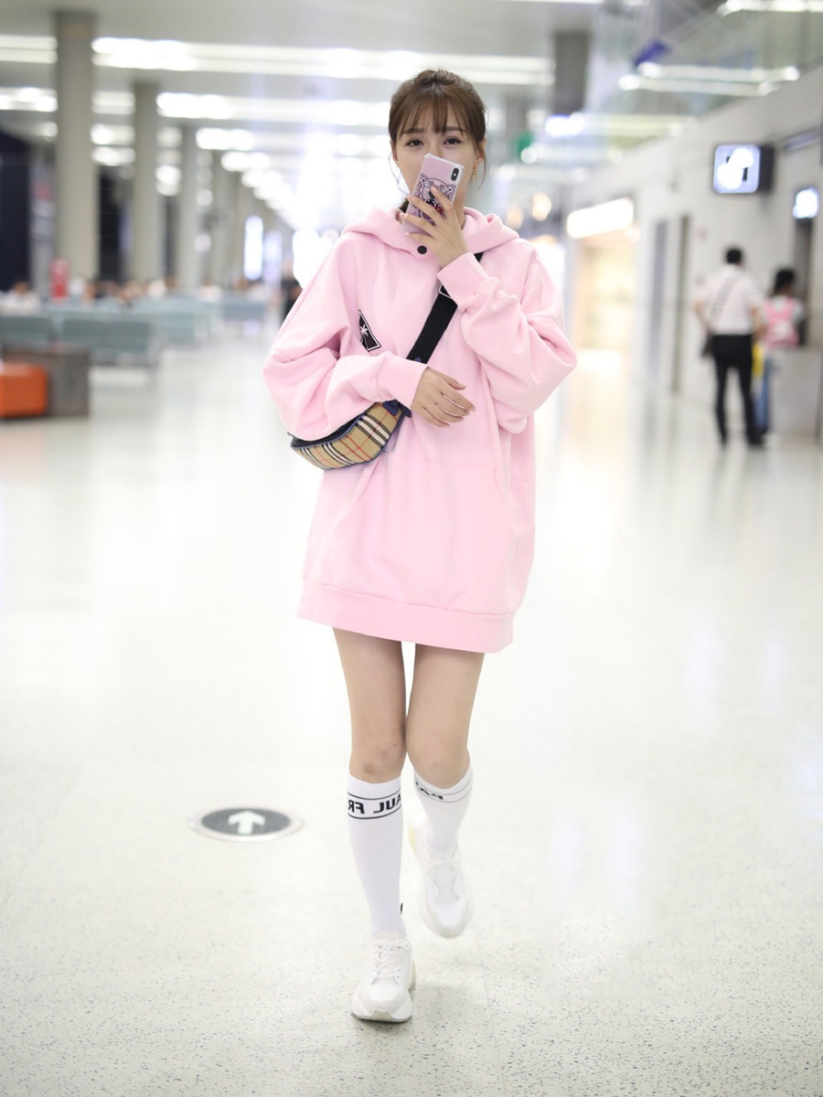 鞠婧祎机场穿搭春装,鞠婧祎机场条纹卫衣
