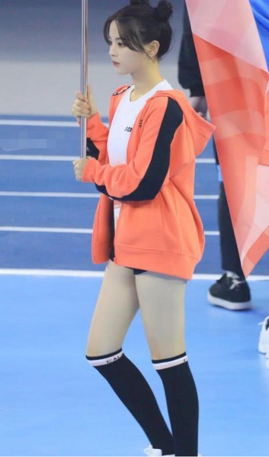 杨超越黑色裙子穿搭长筒袜,杨超越的腿是o型腿吗