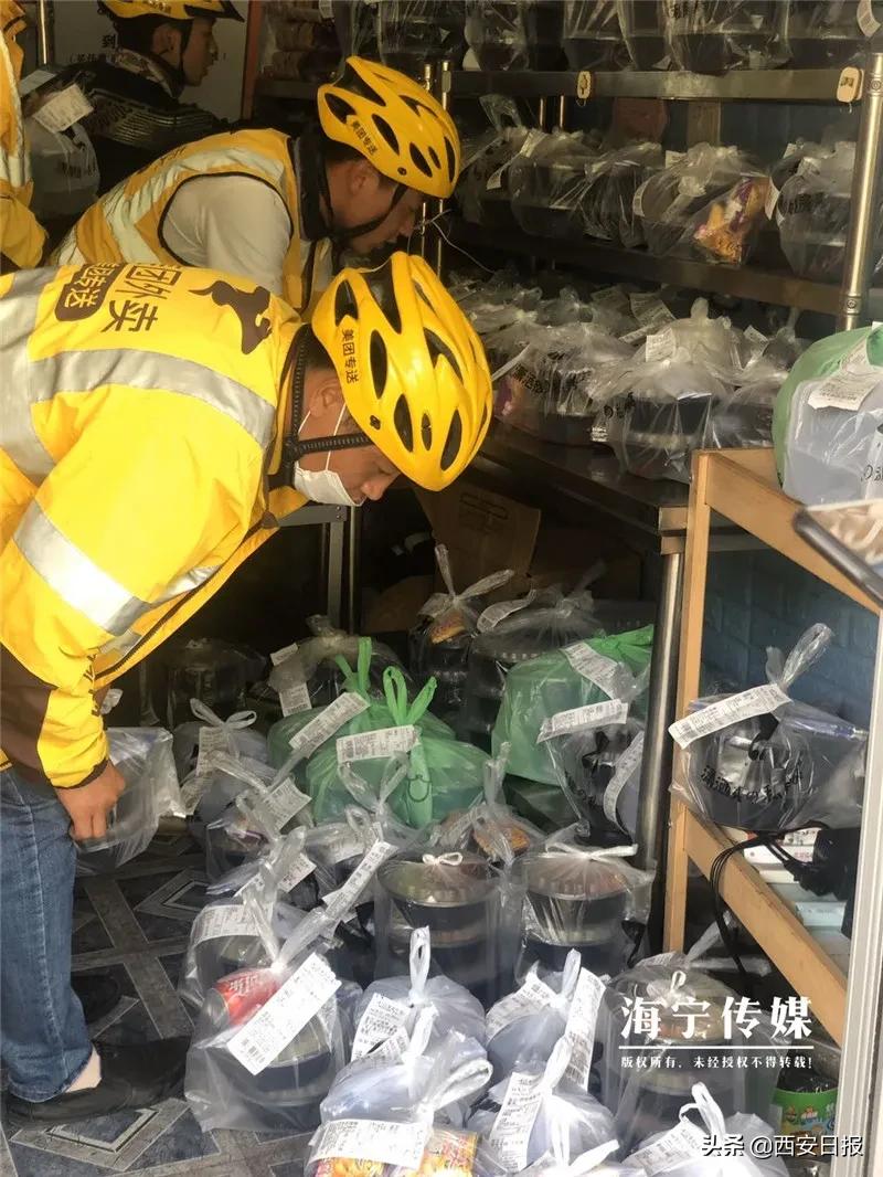 90后女孩摆摊卖凉皮,90后女人摆摊卖凉皮