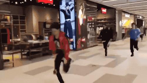 百米冲刺抢优衣库,疯抢优衣库t恤