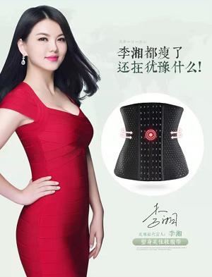 冻龄女神秦岚蕙质兰心气质出众,秦岚的穿搭一直都是独树一帜