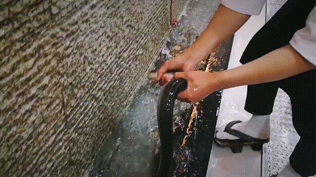 昆明唯一屋顶清真居酒屋，居然还能吃到活鳗鱼，48元清酒喝到嗨