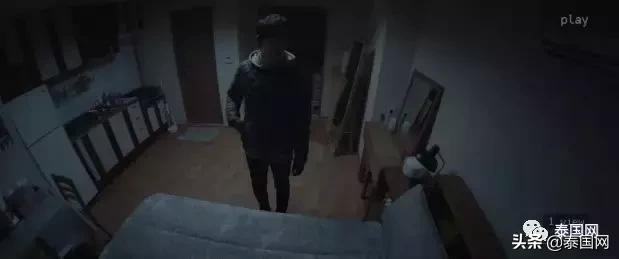 变态男*光脱**衣服藏在床底！泰国女子回家竟遭遇真人版《门锁》！