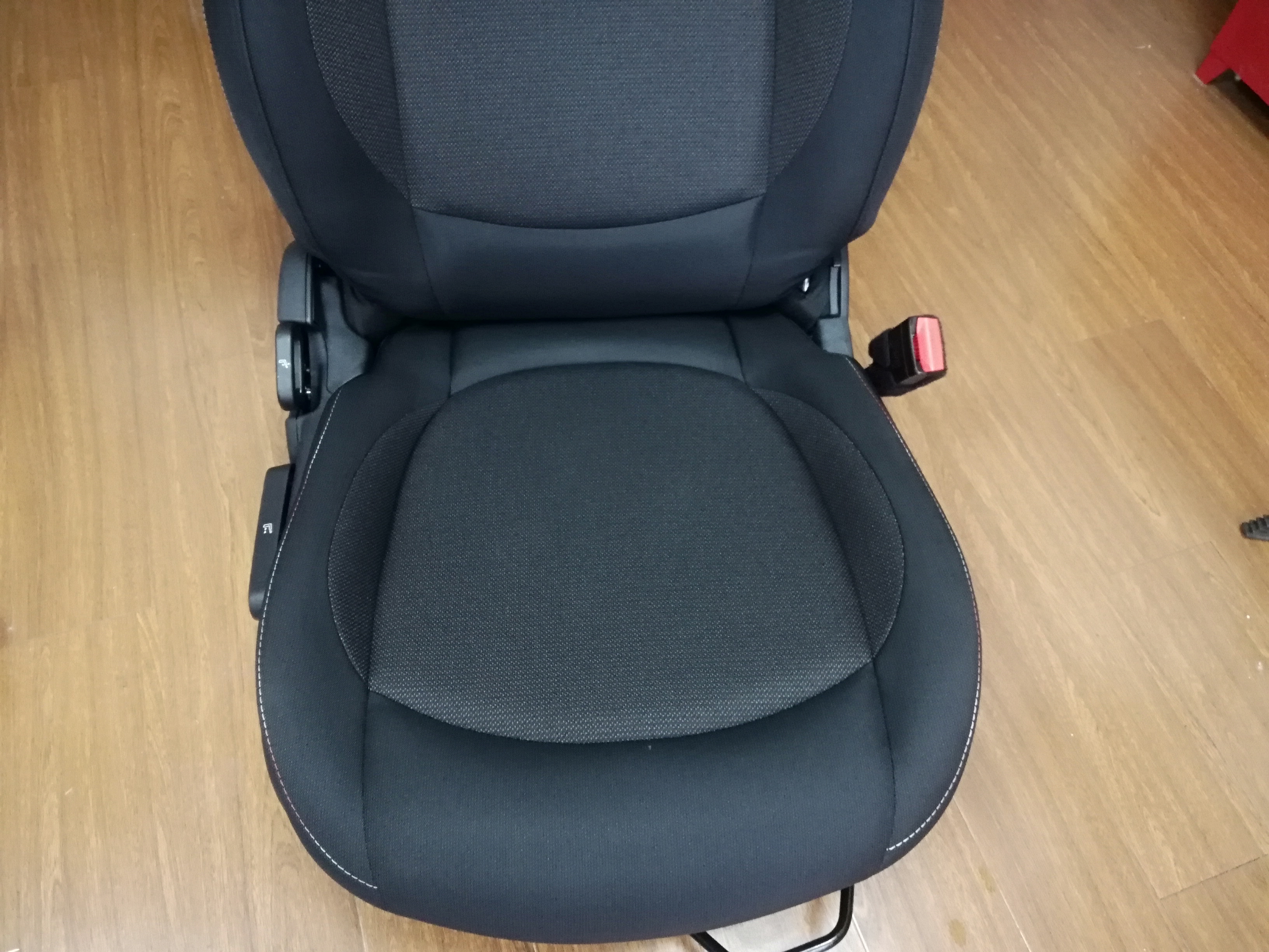 饮料倒在汽车座椅上怎么办,车后座饮料倒了怎么办