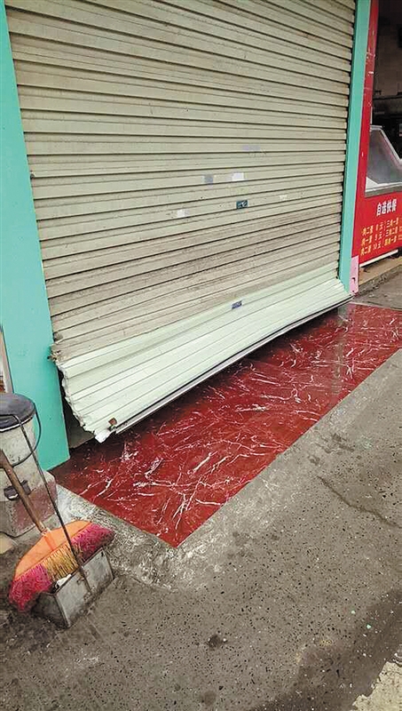 监控视频曝光！南宁一条街上8家临街奶茶店被*贼毛**光顾