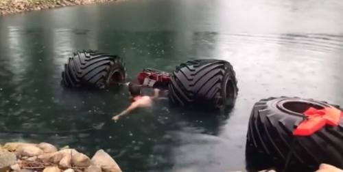 外国小哥把轮胎换成摩托车轮胎,外国人奇特改造越野摩托