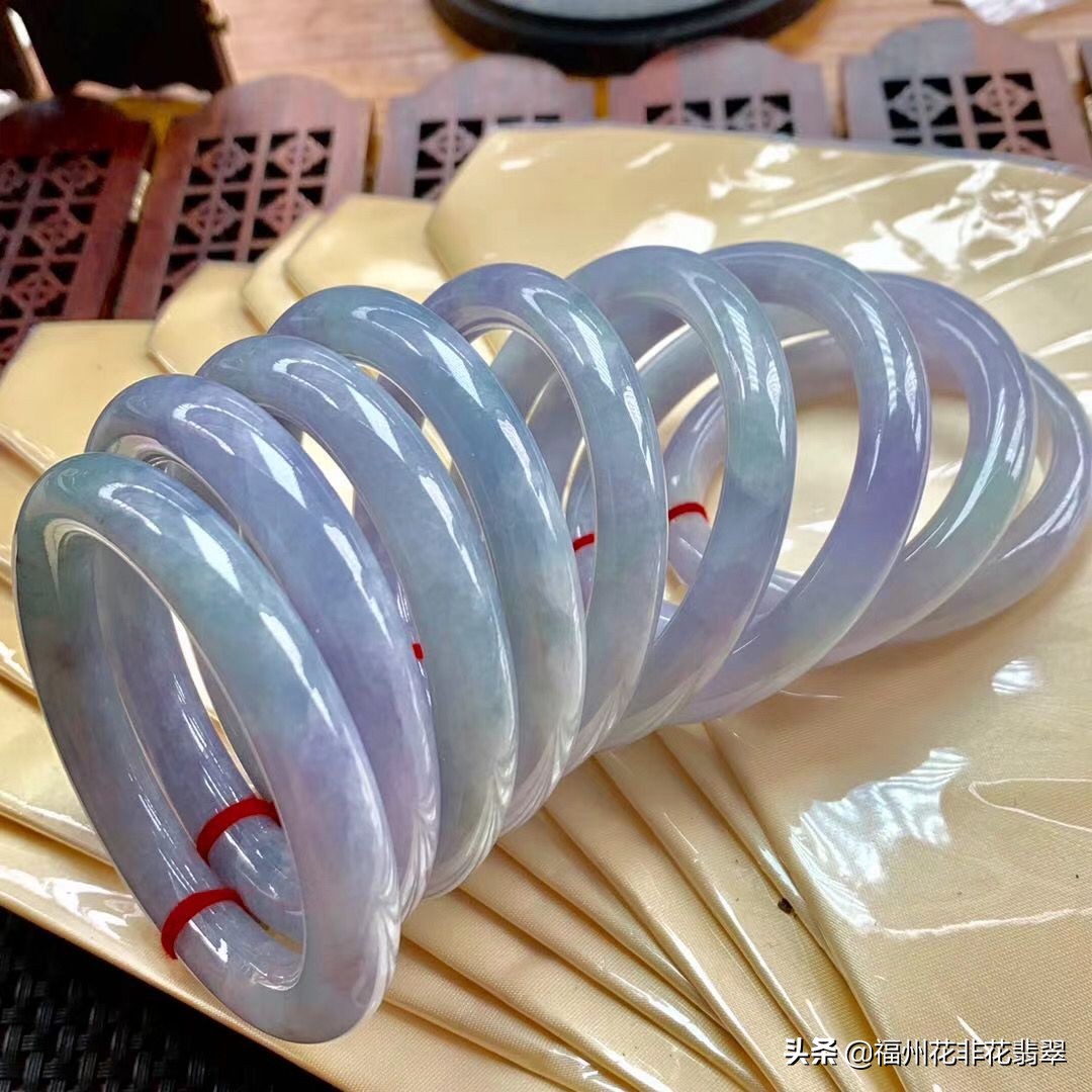 熊孩子把翡翠弄到一地,熊孩子扯翻一桌翡翠损失十几万